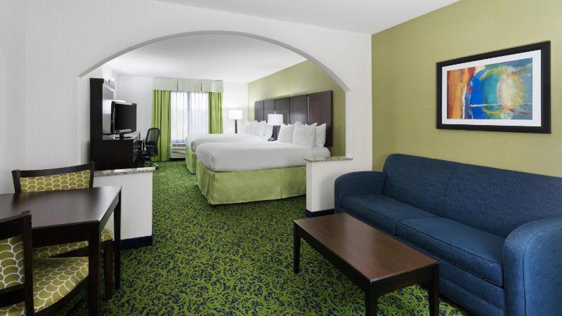 Queen Suite with Two Queen Beds image 4