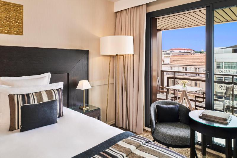 Deluxe Room City View With Terrace image 4