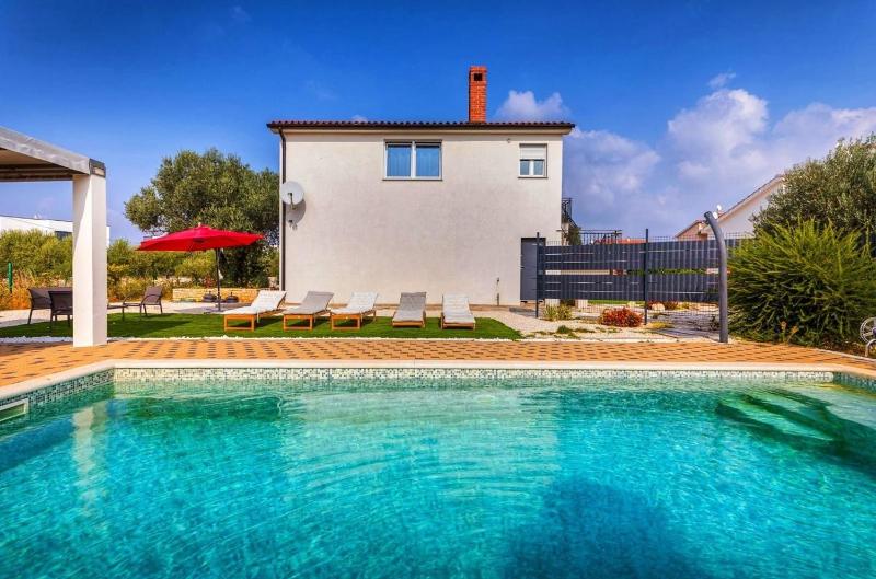 Villa Sunshine - Private Heated Pool & Sport Fields - image 4