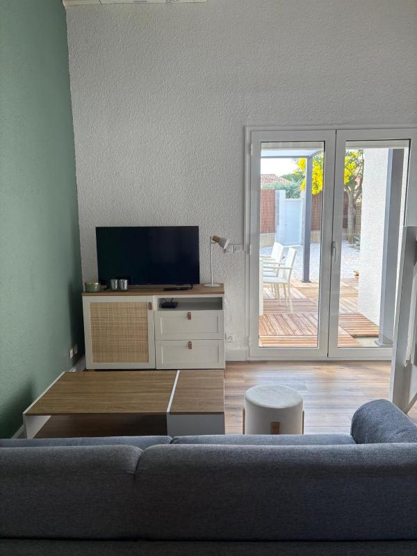 St Cyprien Belle maison renovee avec jardin 4 a 6 p - image 3