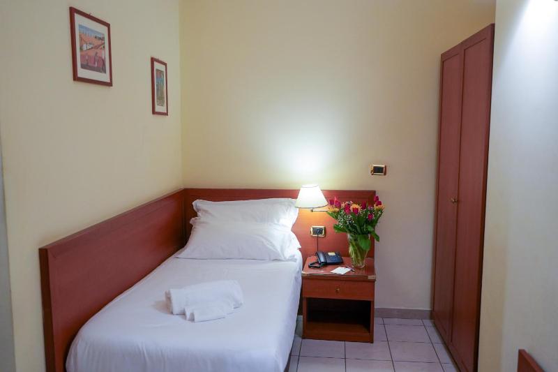 Single Room image 4