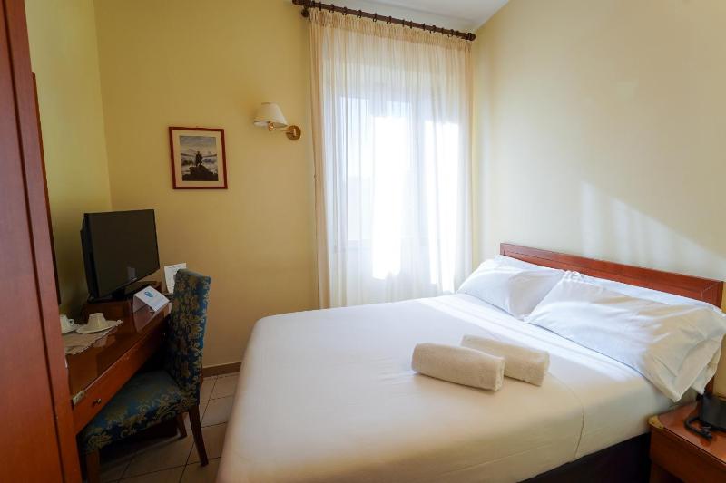 Economy Double Room image 3