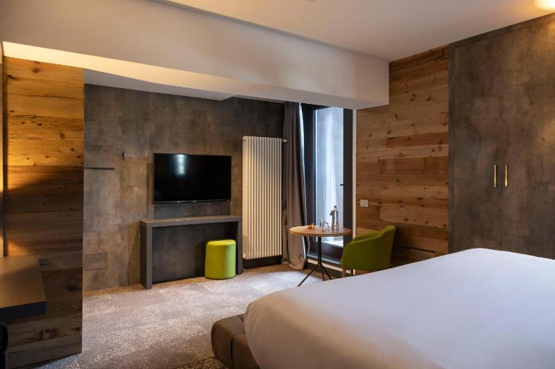 Deluxe Double or Twin Room image 3