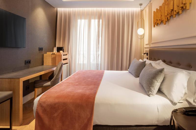 Double or Twin Room image 3