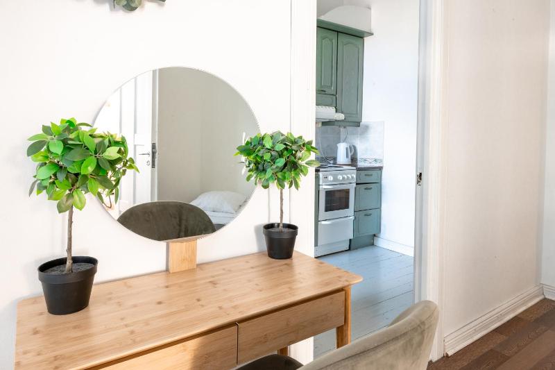 2ndhomes 2BR City Center Apartment with Balcony & Park view - image 4