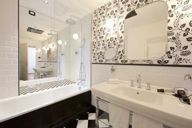 Deluxe Quadruple Room image 4