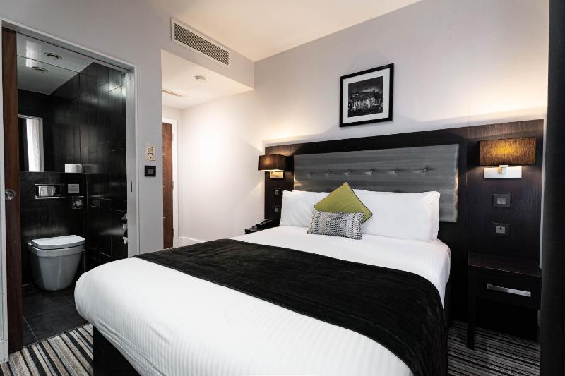 Double Room with Private Bathroom image 1