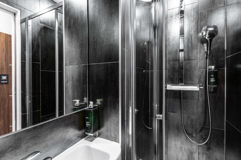 Twin Room with Private Bathroom image 3