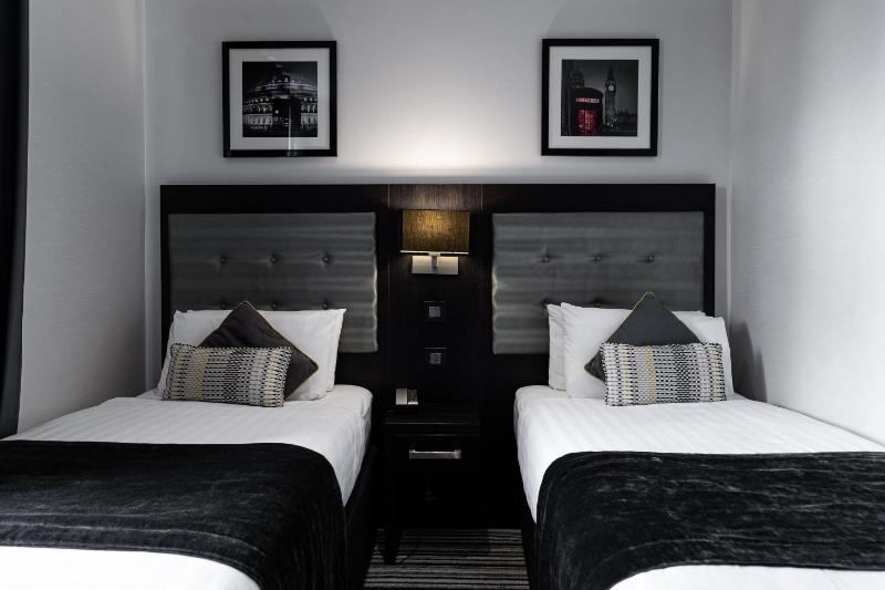 Twin Room with Private Bathroom image 4