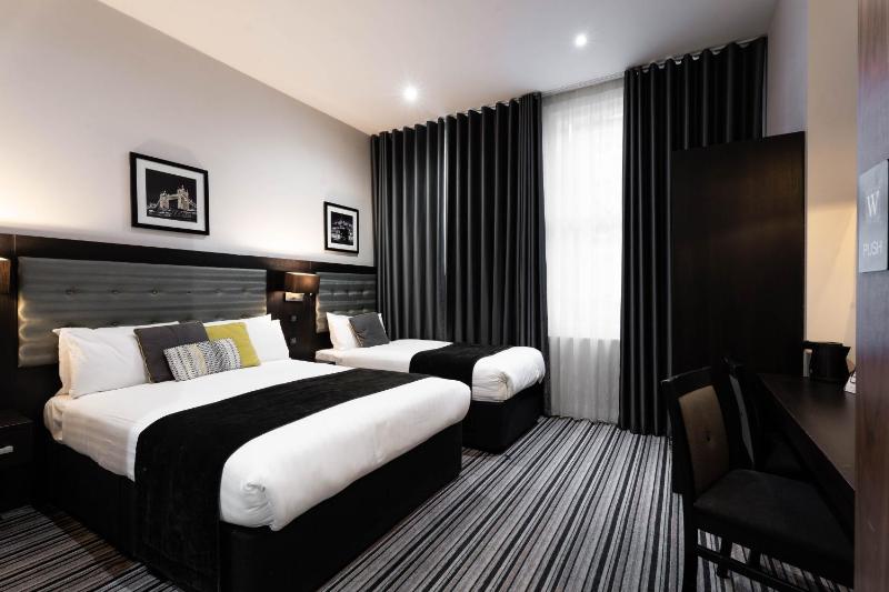 Triple Room with Private Bathroom image 1