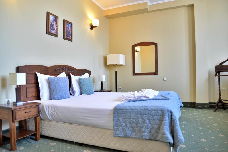 One-Bedroom Suite with Balcony image 3