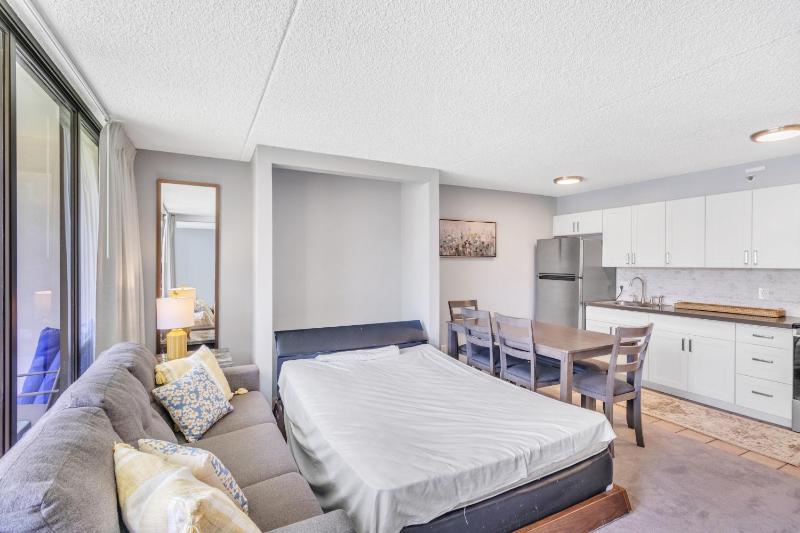Tower 2 Suite 1208 -QQE condo - image 6