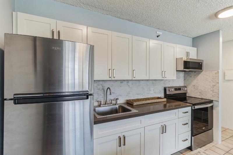 Tower 2 Suite 1208 -QQE condo - image 2