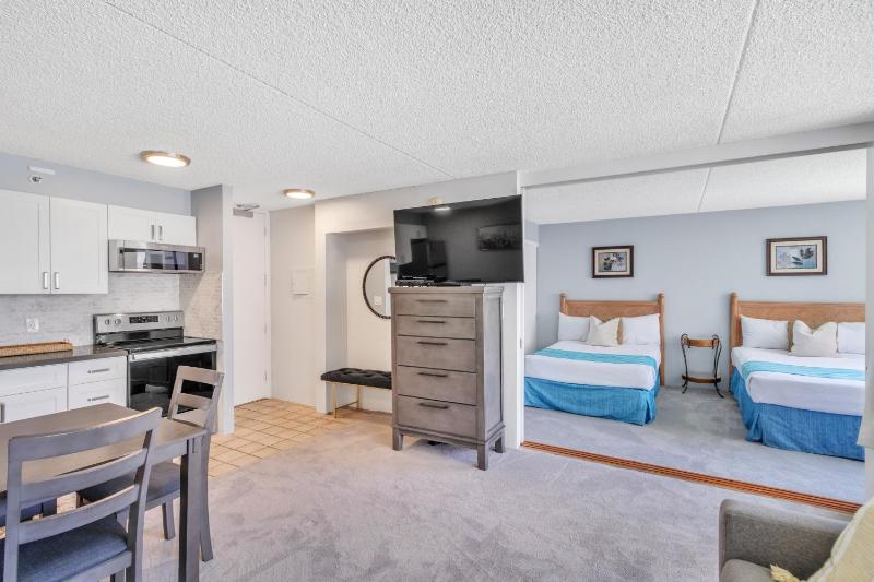 Tower 2 Suite 1208 -QQE condo - image 10
