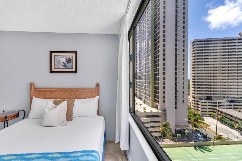 Tower 2 Suite 1208 -QQE condo - image 9