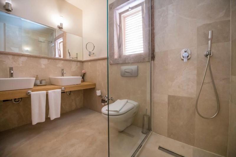 Twin Room image 2