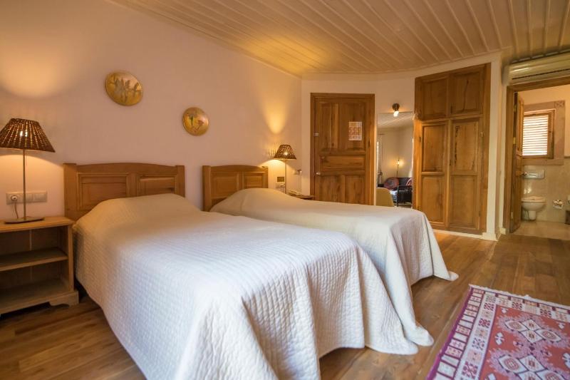 Twin Room image 3