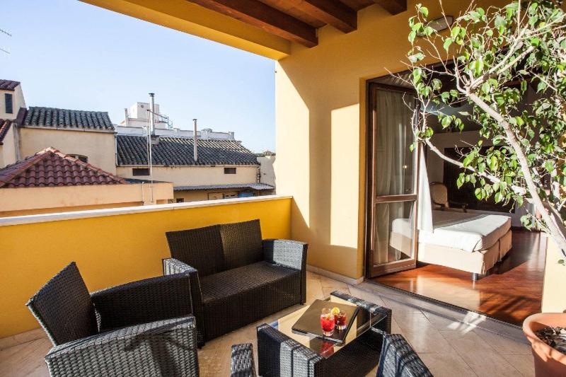 Deluxe Double Room image 4