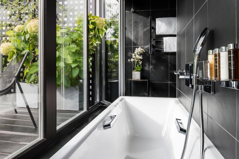 Signature Executive King Suite with Terrace image 3
