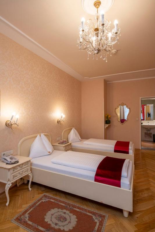 Classic Double or Twin Room image 3