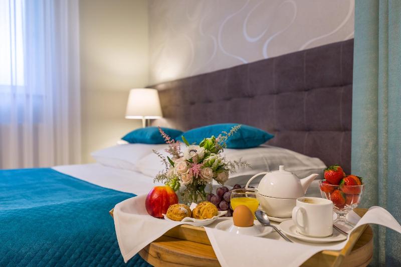 Suite 1 Queen Bed 1 Sofa Bed image 2