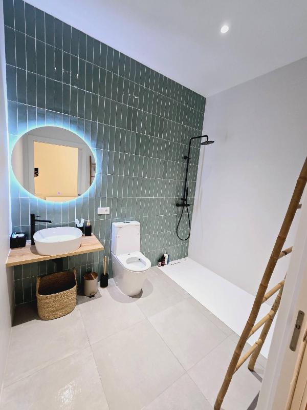 Cozy Retreat in Heart of Valencia Perfect for Couples n Families - image 7