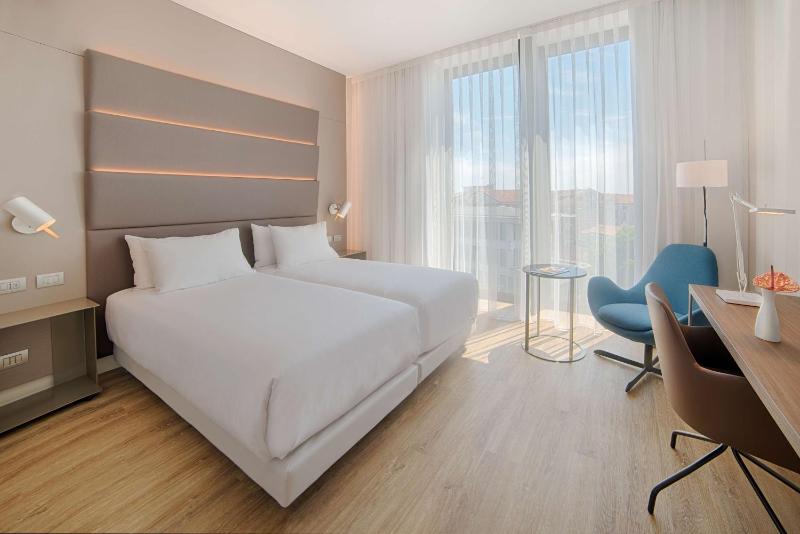 Superior Double or Twin Room with City View image 3