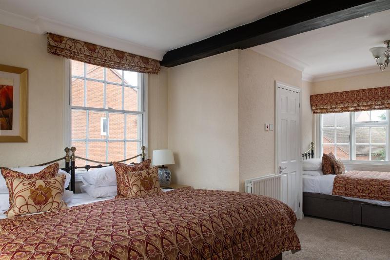 Deluxe Triple Room image 1