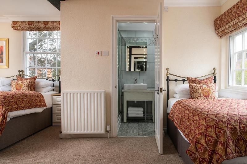 Deluxe Triple Room image 3