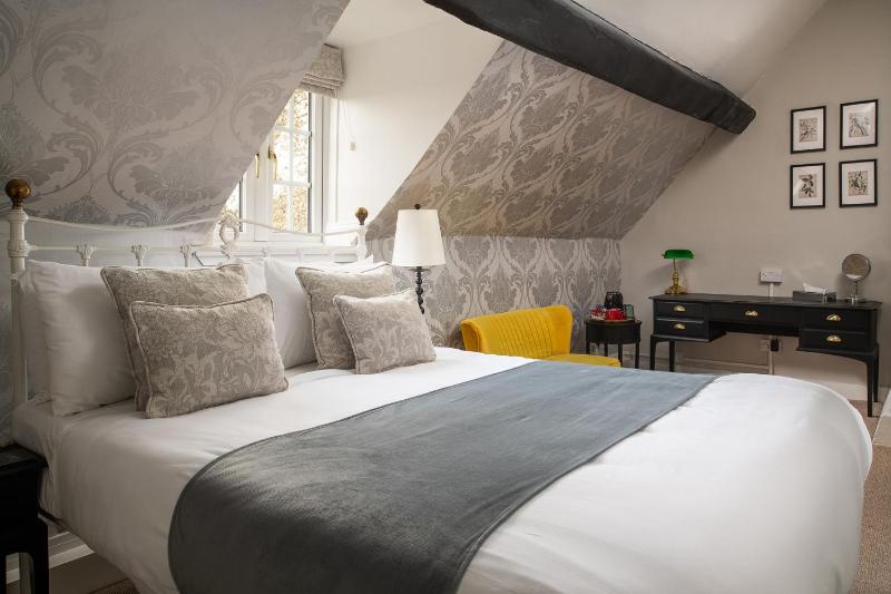 Deluxe Double or Twin Room image 4