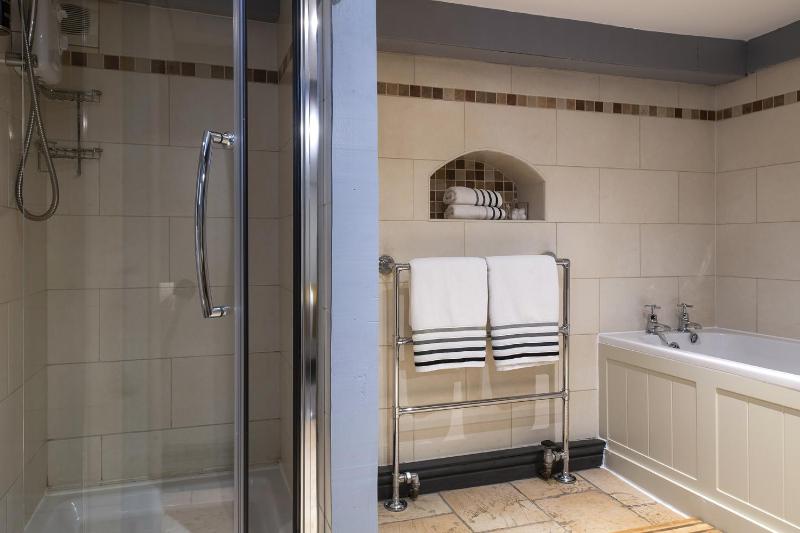 Deluxe Double or Twin Room image 2