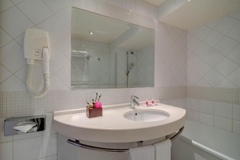 Superior Twin Room image 3