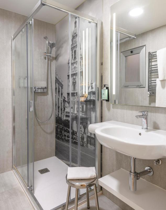 Standard Triple Room image 2