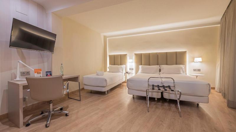 Standard Triple Room image 1