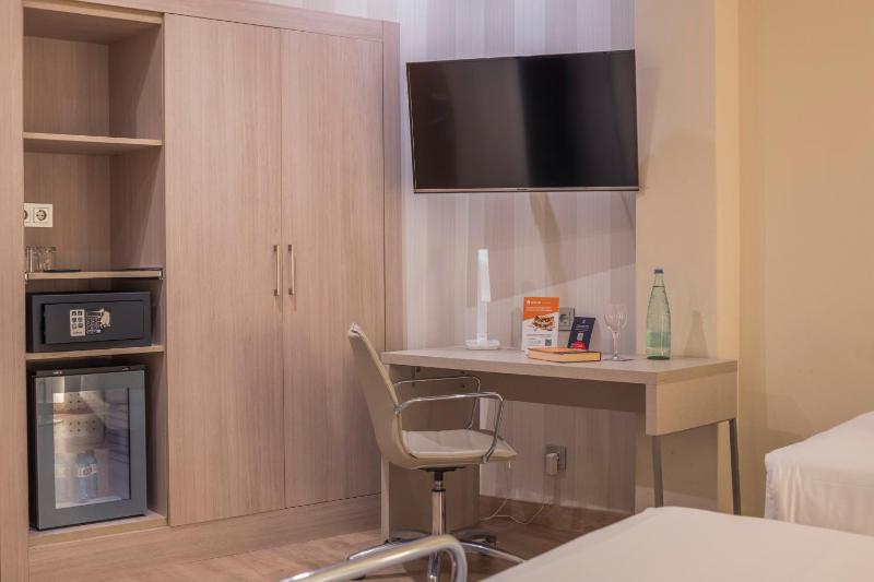 Standard Triple Room image 4
