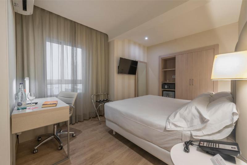 Standard Double or Twin Room image 1