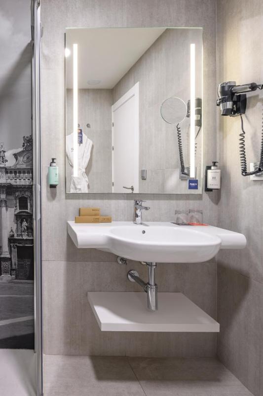 Superior Double or Twin Room image 4