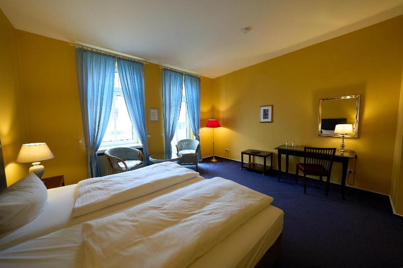 Double Room image 3