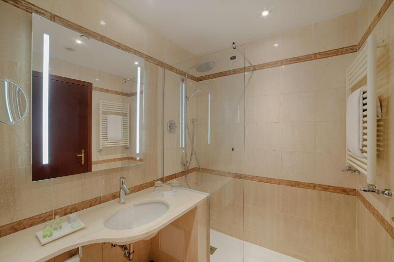 Superior Double or Twin XL Room image 2