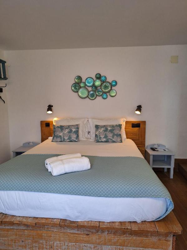 Double Room with Balcony image 4
