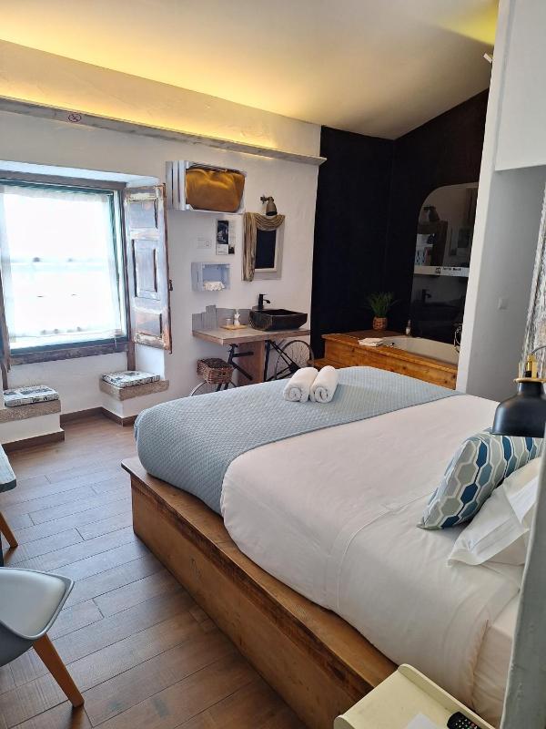 Deluxe Double Room image 3