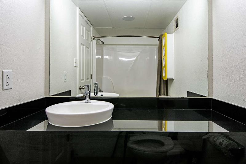 King Room - Non-Smoking image 2