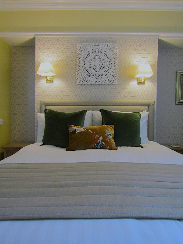 Premium King Room image 3