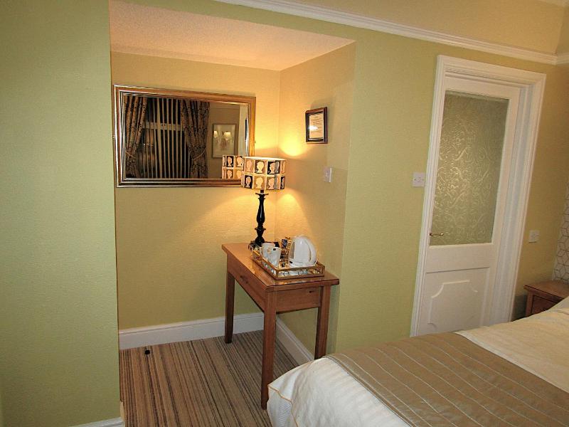 Premium King Room image 4