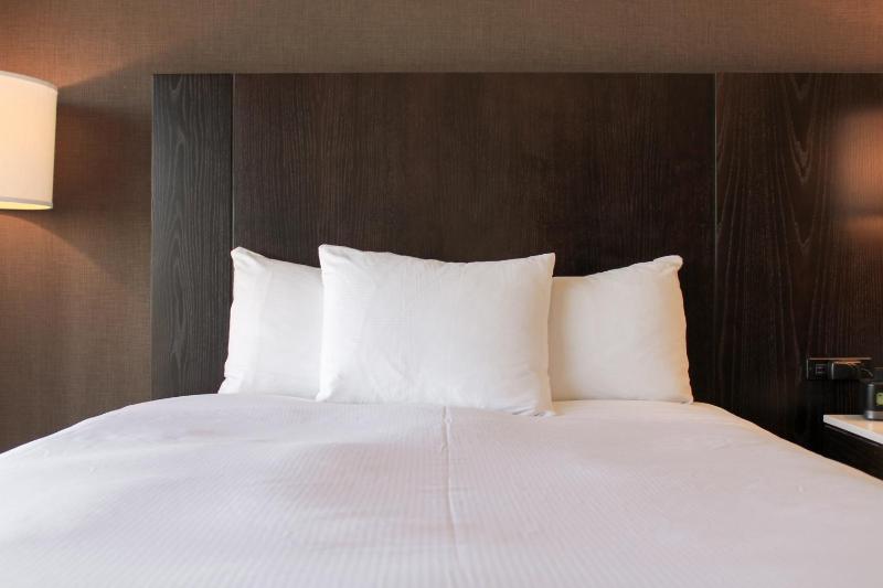 King Room with King Bed - Non-Smoking image 1