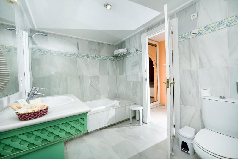 One-Bedroom Apartment (2 Adults + 1 Child) image 4