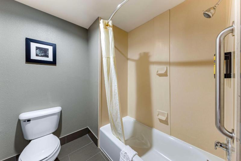 King Suite with Spa Bath image 2