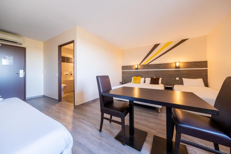 Standard Double Room with One Double Bed and Two Single Beds image 4