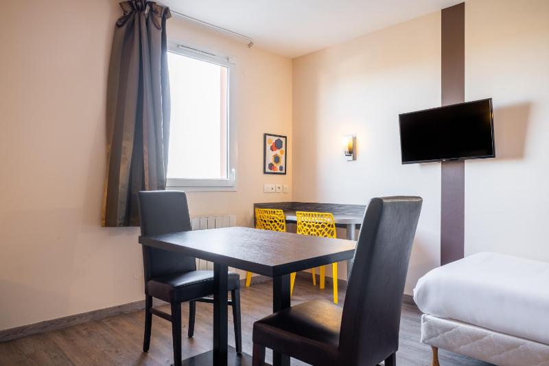 Standard Double Room with One Double Bed and Three Single Beds image 4