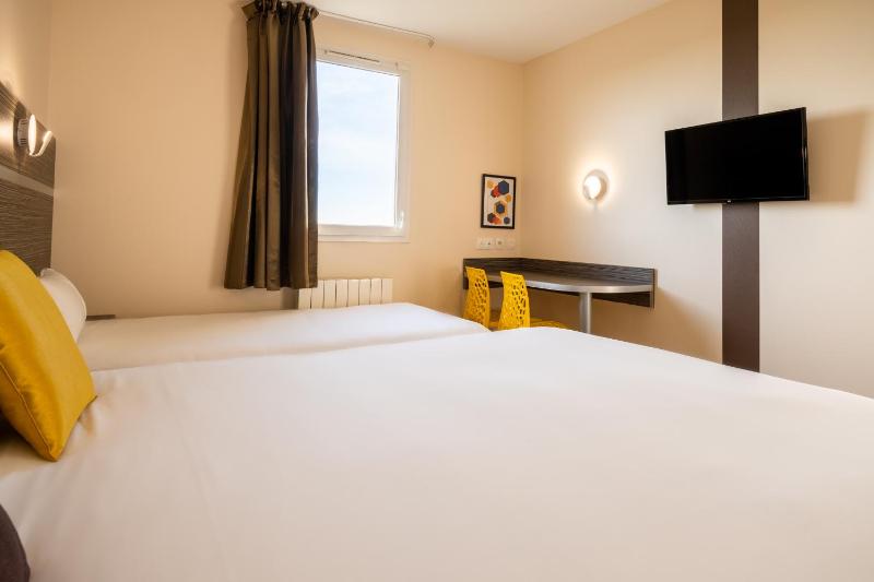 Standard Double Room with One Double and One Single Bed image 3